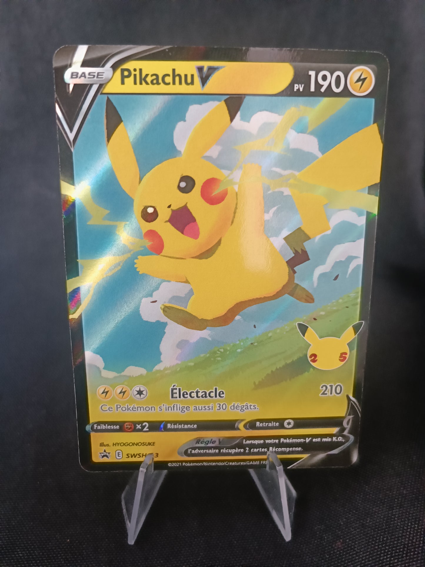 Pikachu V - Promo Célébration - SWSH143